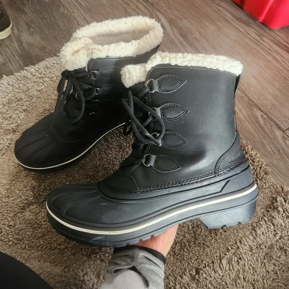 CROCS Black Winter Boots with White Lining - Picture 1 of 7